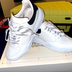 Alexander McQueen: Gorgeous Black and white style